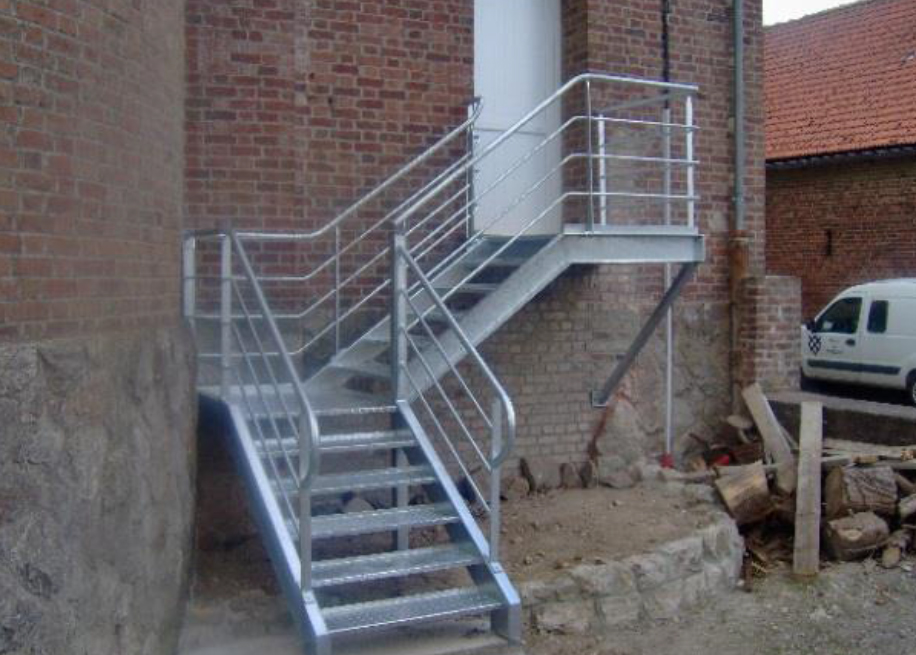 escalier exterieur avec plateforme